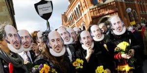 Shakespeare Birthday Celebrations with corwds of people wearing Shakespeare masks carrying daffodils